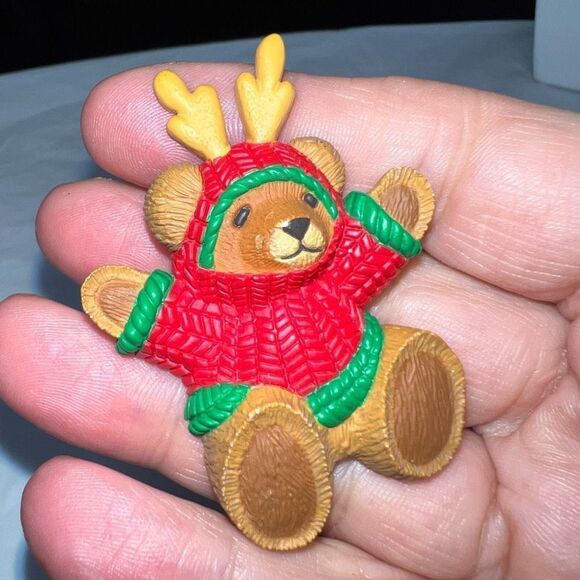 Hallmark Vintage Christmas Teddy In Sweater‎ and Antlers  Brooch - Picture 6 of 11